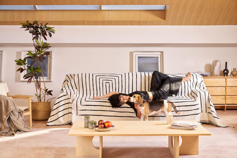 Sofaüberwurf aus Jacquardgewebe mit Klarer Linienführung