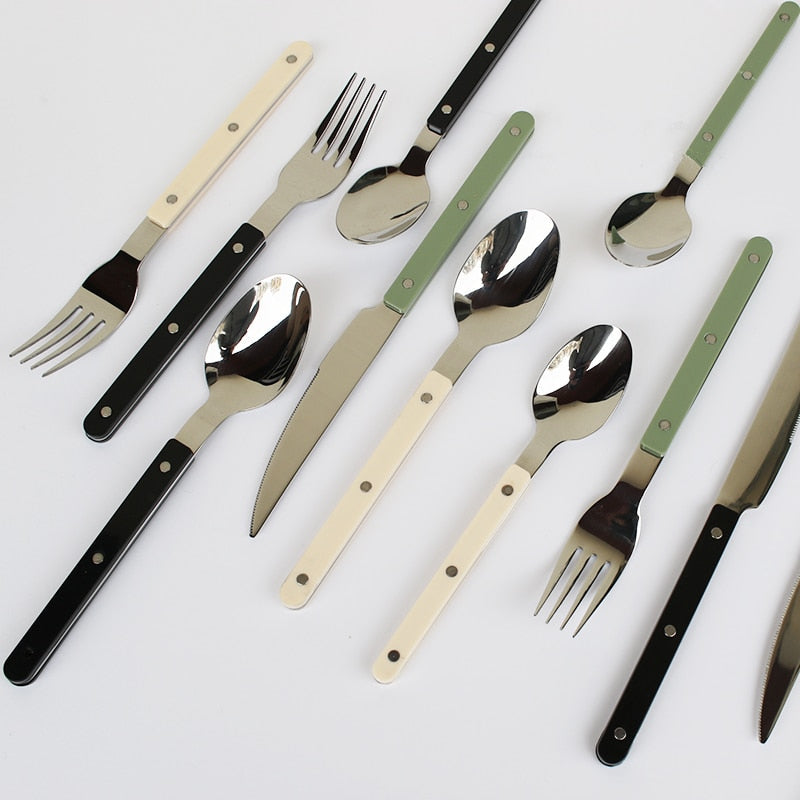 Besteckset aus Edelstahl mit Nietengriffen im Bistro-Stil