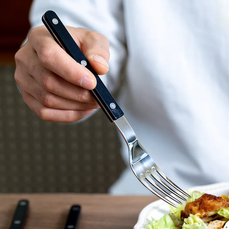 Besteckset aus Edelstahl mit Nietengriffen im Bistro-Stil