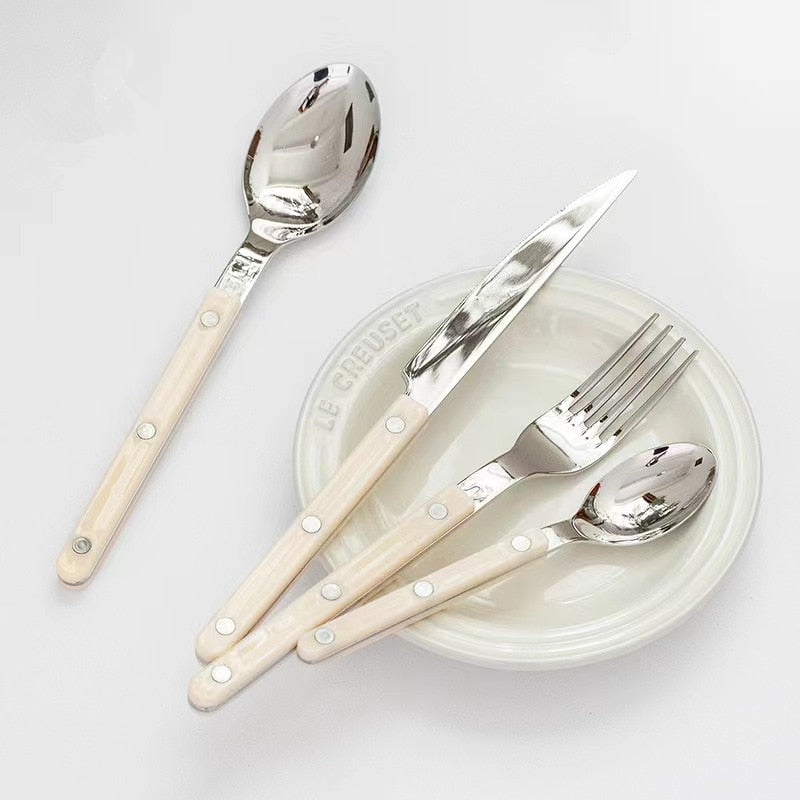 Besteckset aus Edelstahl mit Nietengriffen im Bistro-Stil