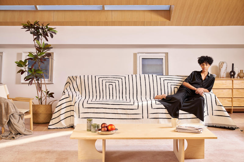 Sofaüberwurf aus Jacquardgewebe mit Klarer Linienführung