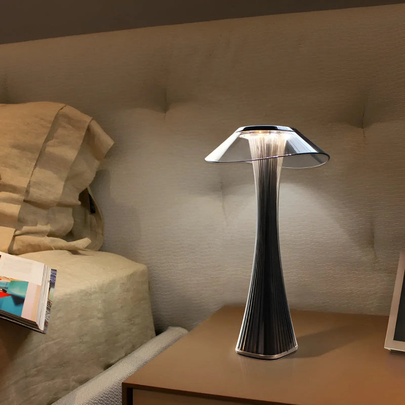 LED-Tischleuchte aus Metall und Glas mit Geriffeltem Fuß