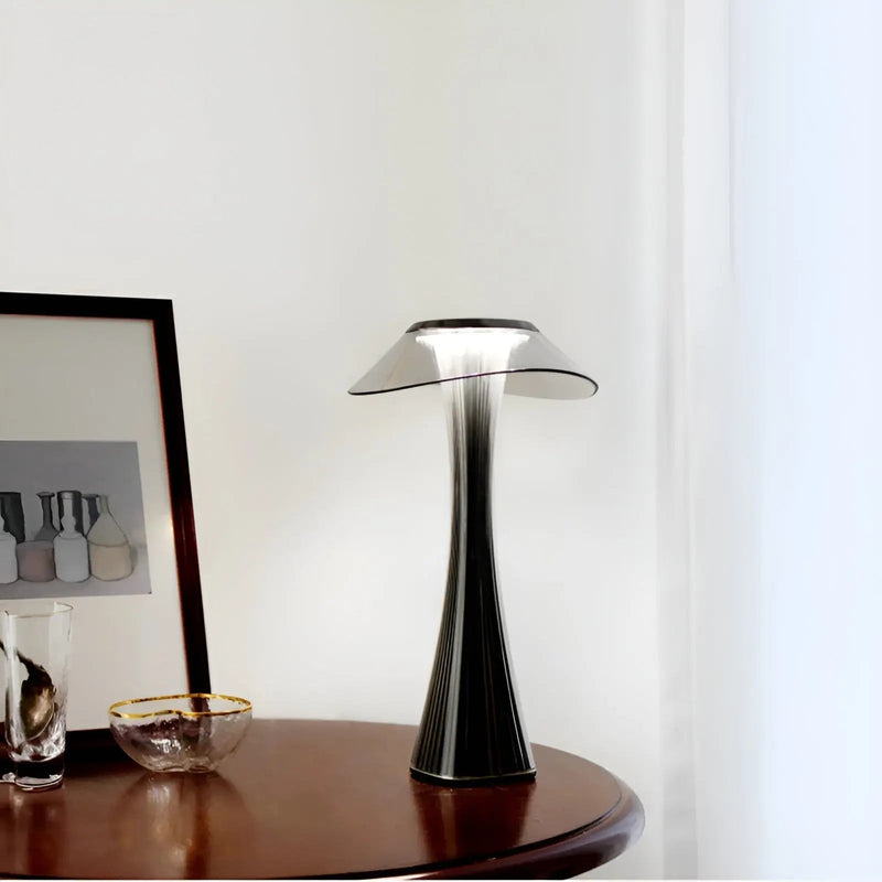 LED-Tischleuchte aus Metall und Glas mit Geriffeltem Fuß