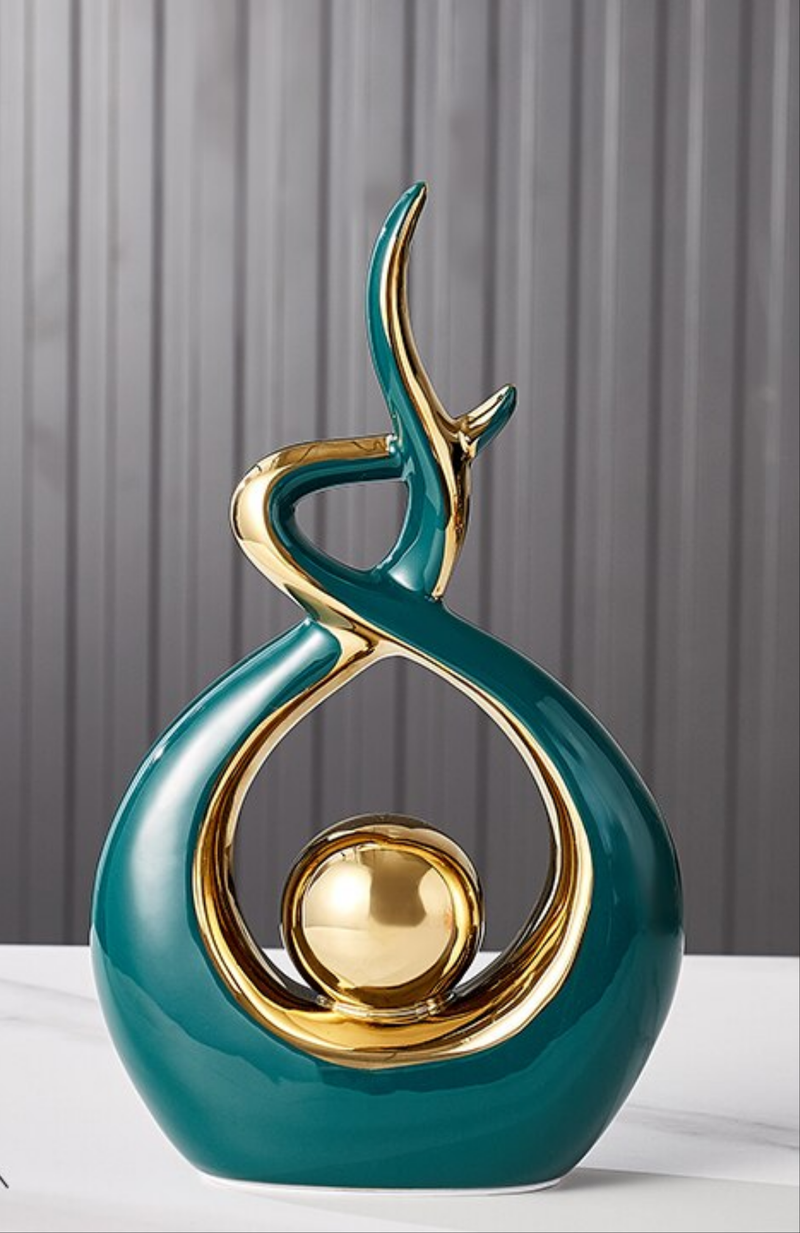 Keramikskulptur mit Organischer Form und Goldakzenten
