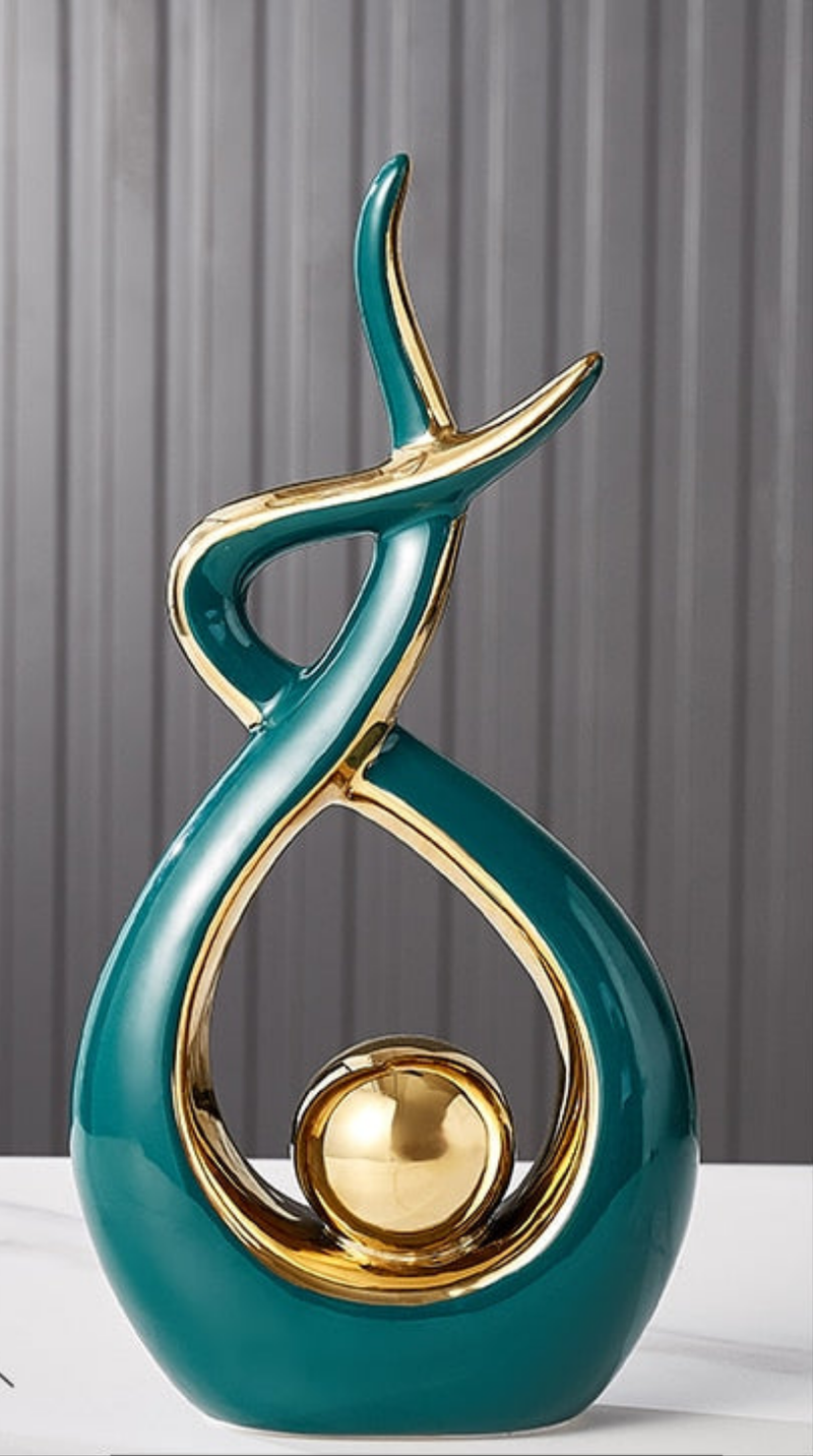 Keramikskulptur mit Organischer Form und Goldakzenten