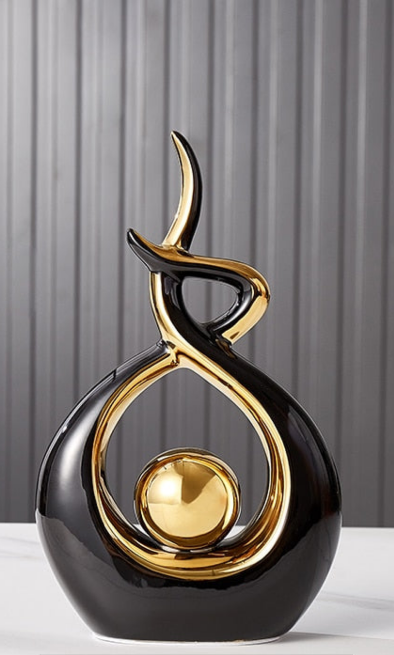 Keramikskulptur mit Organischer Form und Goldakzenten