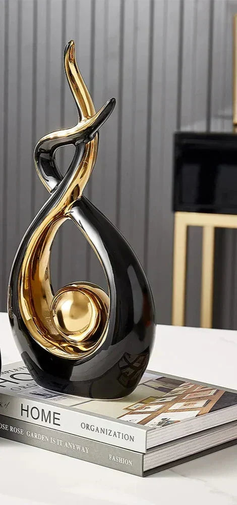 Keramikskulptur mit Organischer Form und Goldakzenten