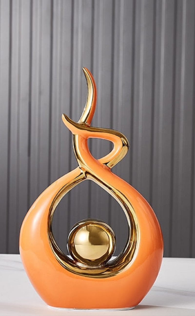 Keramikskulptur mit Organischer Form und Goldakzenten