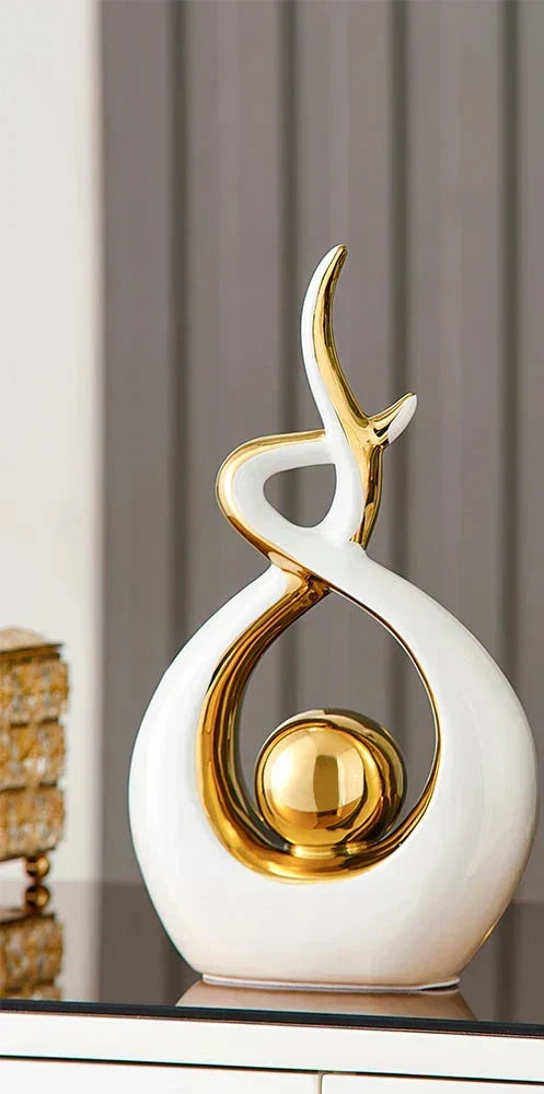 Keramikskulptur mit Organischer Form und Goldakzenten