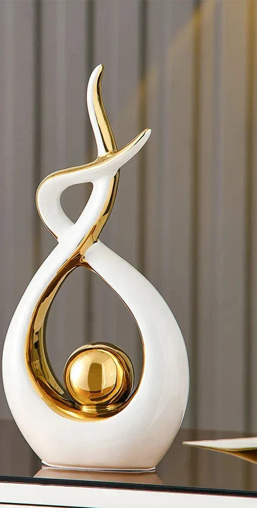 Keramikskulptur mit Organischer Form und Goldakzenten