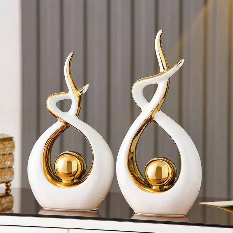 Keramikskulptur mit Organischer Form und Goldakzenten