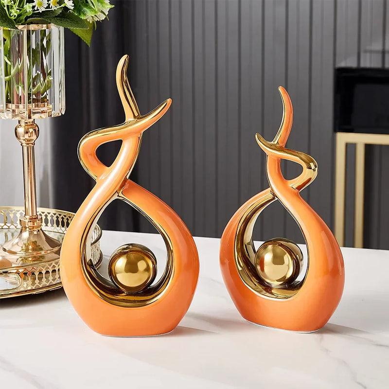 Keramikskulptur mit Organischer Form und Goldakzenten