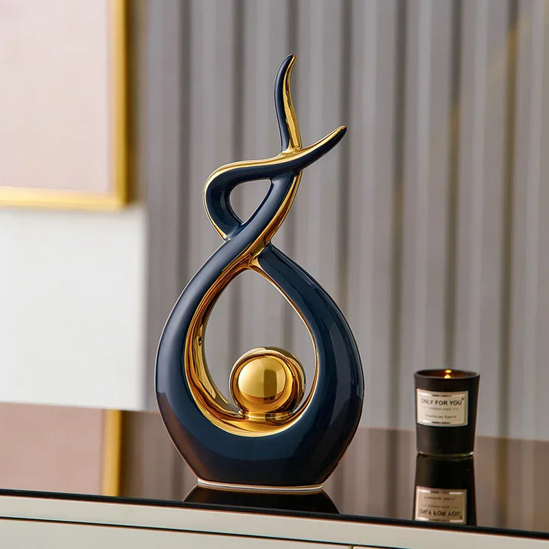 Keramikskulptur mit Organischer Form und Goldakzenten