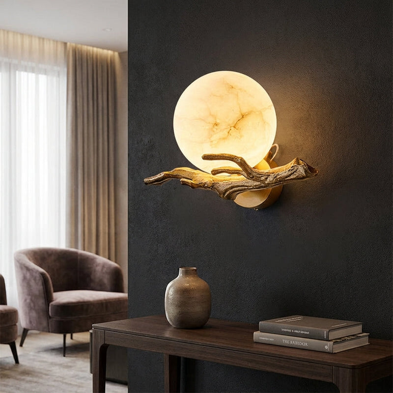 LED-Wandleuchte mit Marmorkugel und Dekorativem Astmotiv