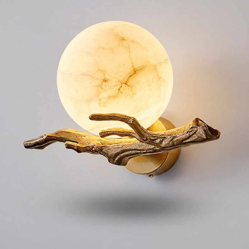 LED-Wandleuchte mit Marmorkugel und Dekorativem Astmotiv