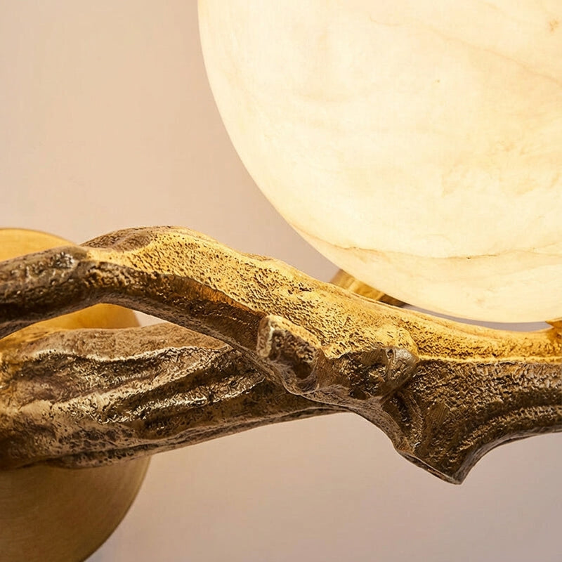 LED-Wandleuchte mit Marmorkugel und Dekorativem Astmotiv