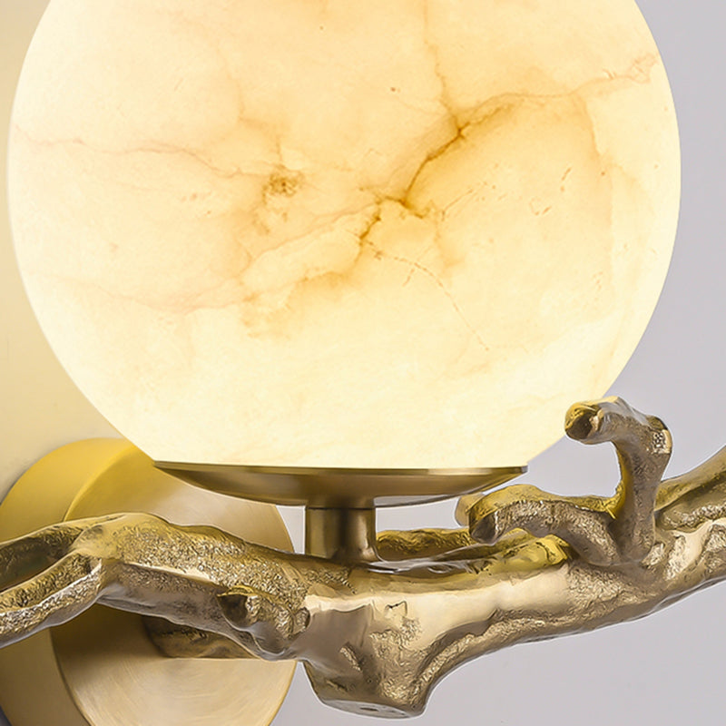 LED-Wandleuchte mit Marmorkugel und Dekorativem Astmotiv