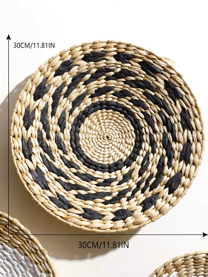 Wandkorb aus Strohgeflecht mit Geometrischem Dekormuster