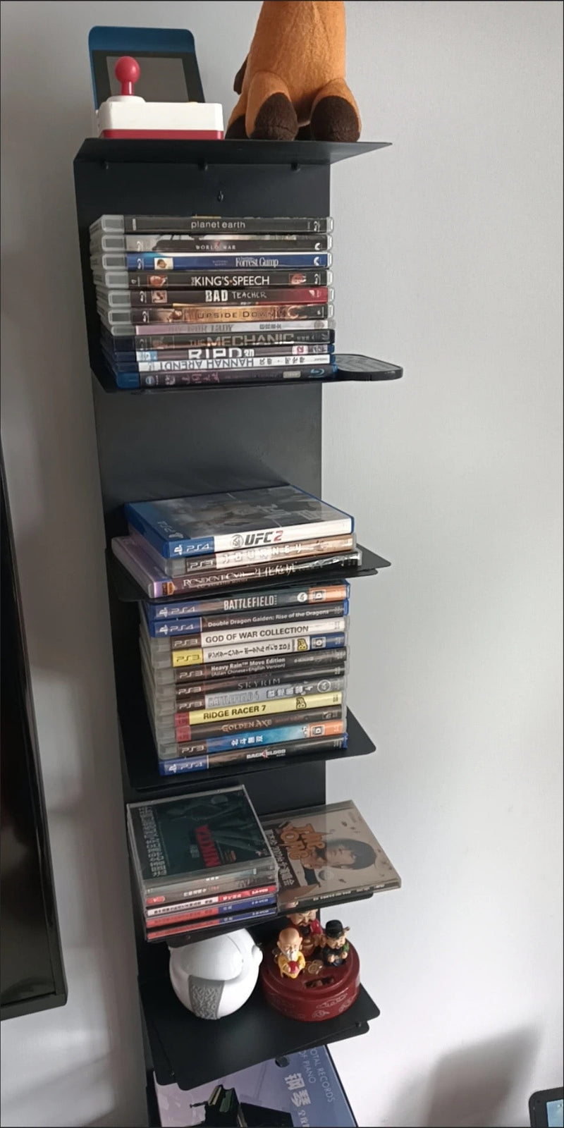 Bücherregal aus Metall mit Vertikal Angeordneten Ablagen