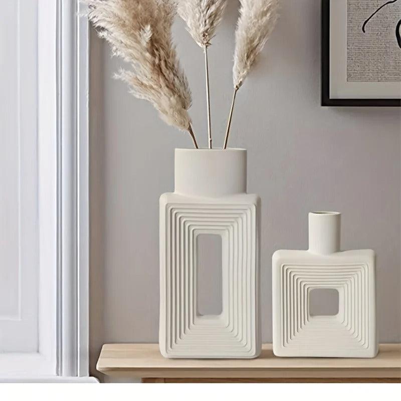 Keramikvase mit Eckigem Relief und Runder Öffnung