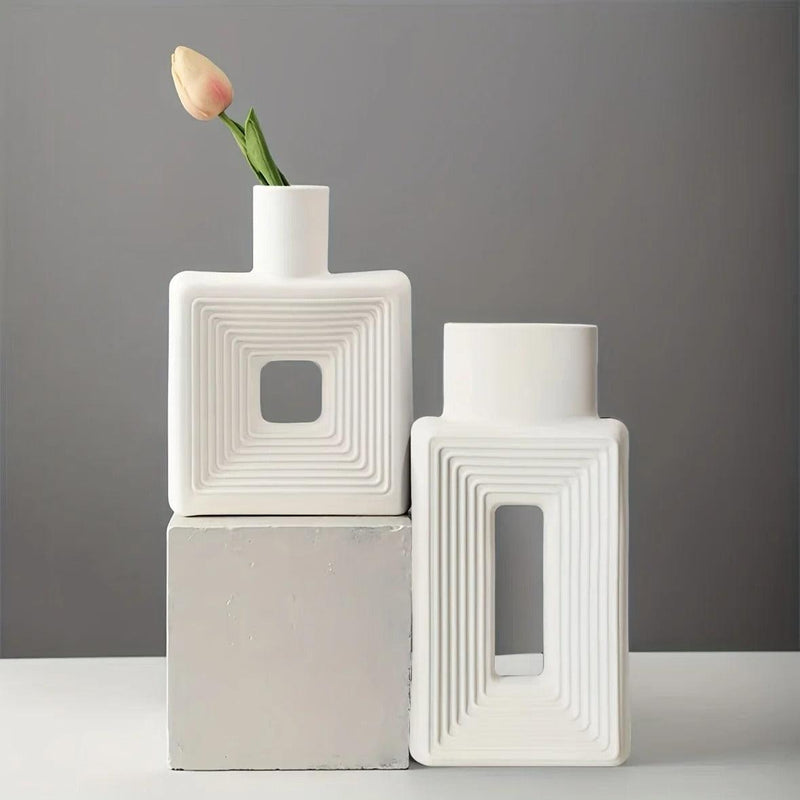 Keramikvase mit Eckigem Relief und Runder Öffnung