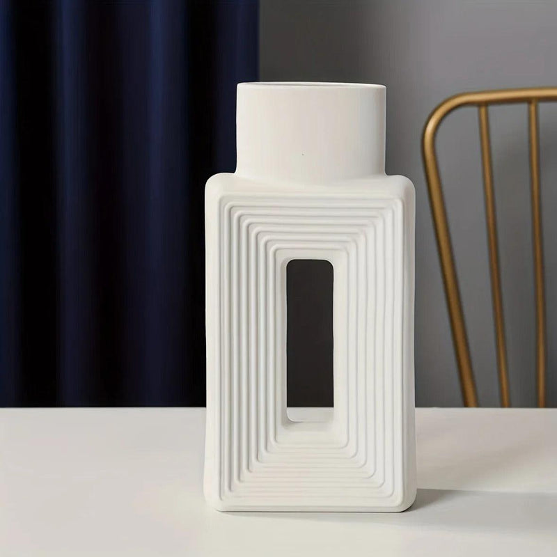 Keramikvase mit Eckigem Relief und Runder Öffnung