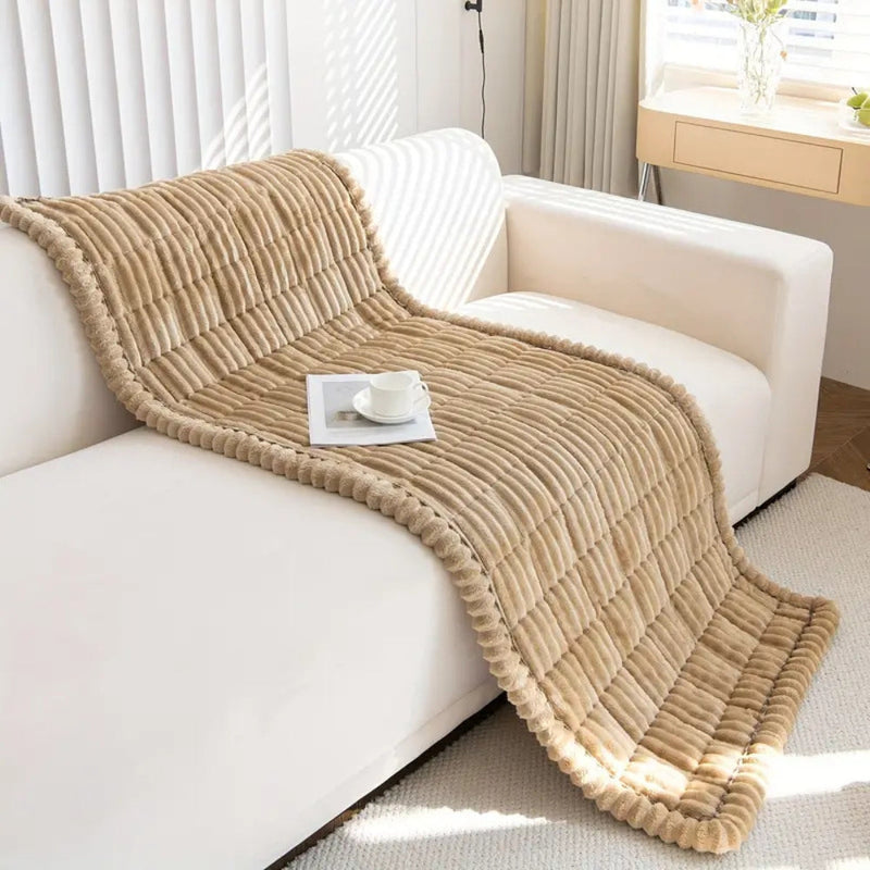 Sofaüberwurf aus Cordstoff mit Rüschenkante