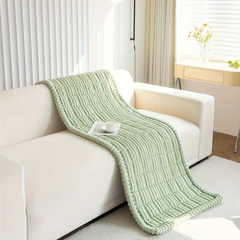 Sofaüberwurf aus Cordstoff mit Rüschenkante