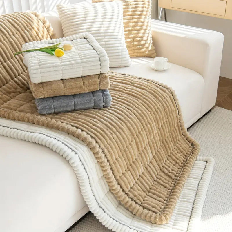 Sofaüberwurf aus Cordstoff mit Rüschenkante