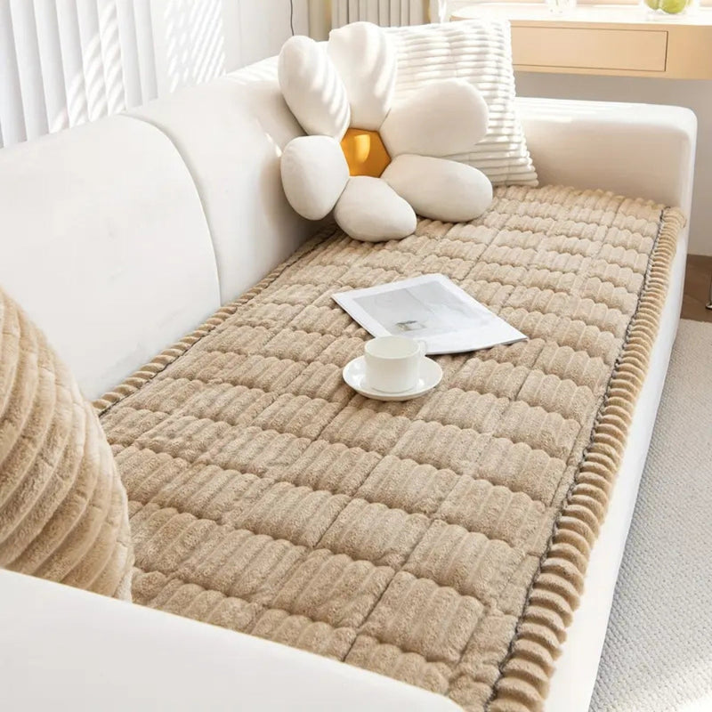 Sofaüberwurf aus Cordstoff mit Rüschenkante