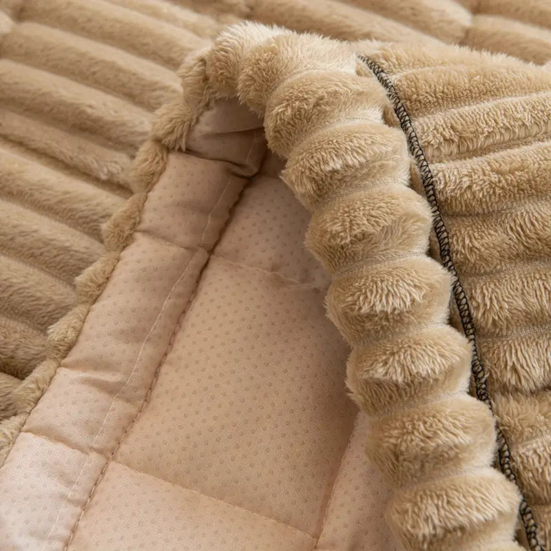 Sofaüberwurf aus Cordstoff mit Rüschenkante