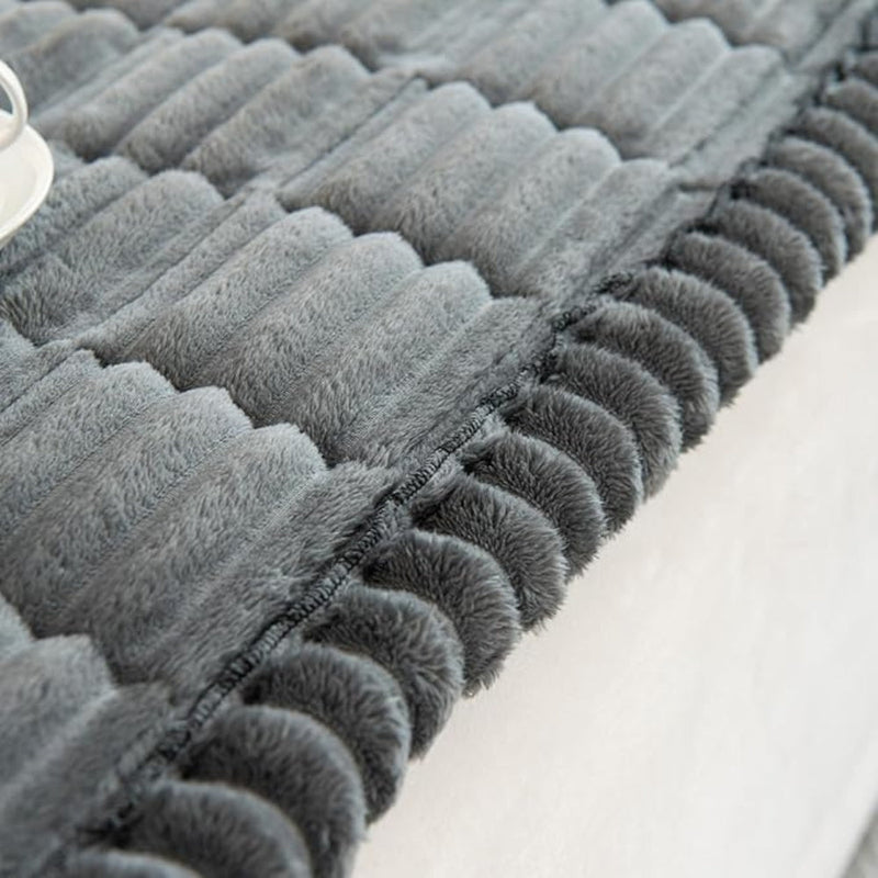 Sofaüberwurf aus Cordstoff mit Rüschenkante