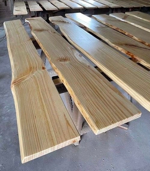 Wandregal aus Holz mit Natürlicher Kante
