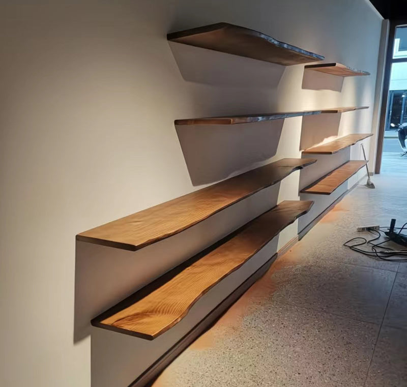 Wandregal aus Holz mit Natürlicher Kante