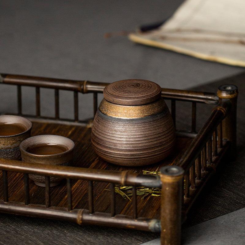Keramikdose mit Rillen und Goldfarbenem Akzent