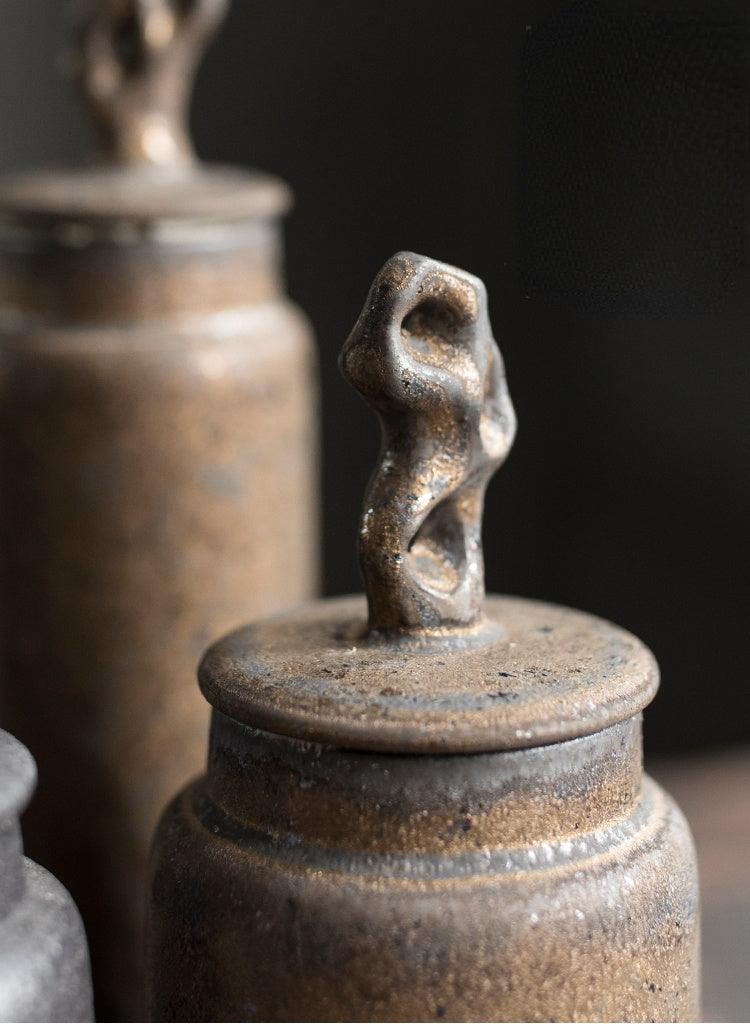 Teedose aus Steinzeug mit Skulpturalem Deckel