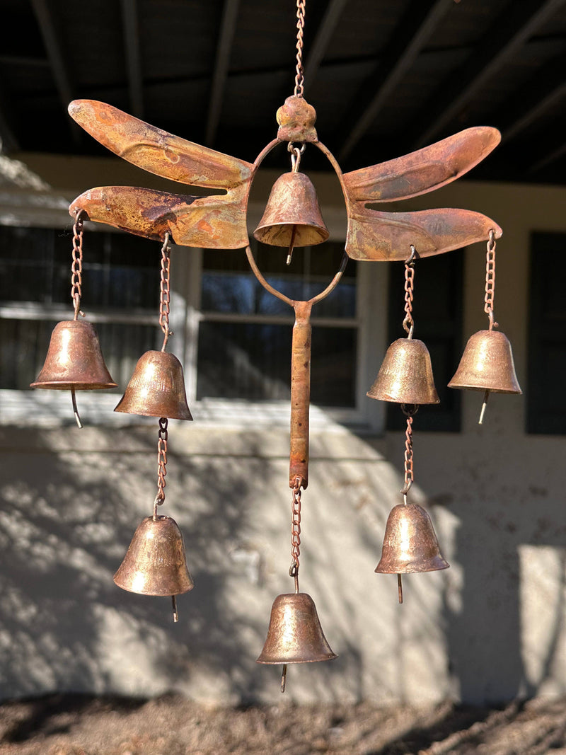 Libellen-Windspiel aus Metall mit sieben Glocken