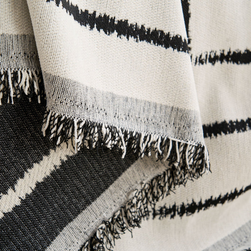 Sofaüberwurf aus Jacquardgewebe mit Klarer Linienführung