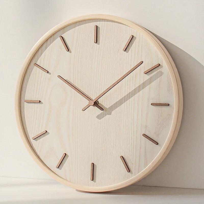 Wanduhr aus Holz mit Schlichtem Zifferblatt