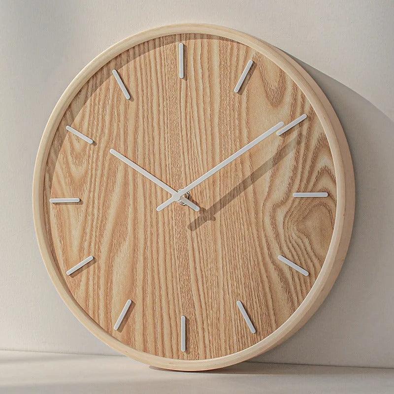 Wanduhr aus Holz mit Schlichtem Zifferblatt