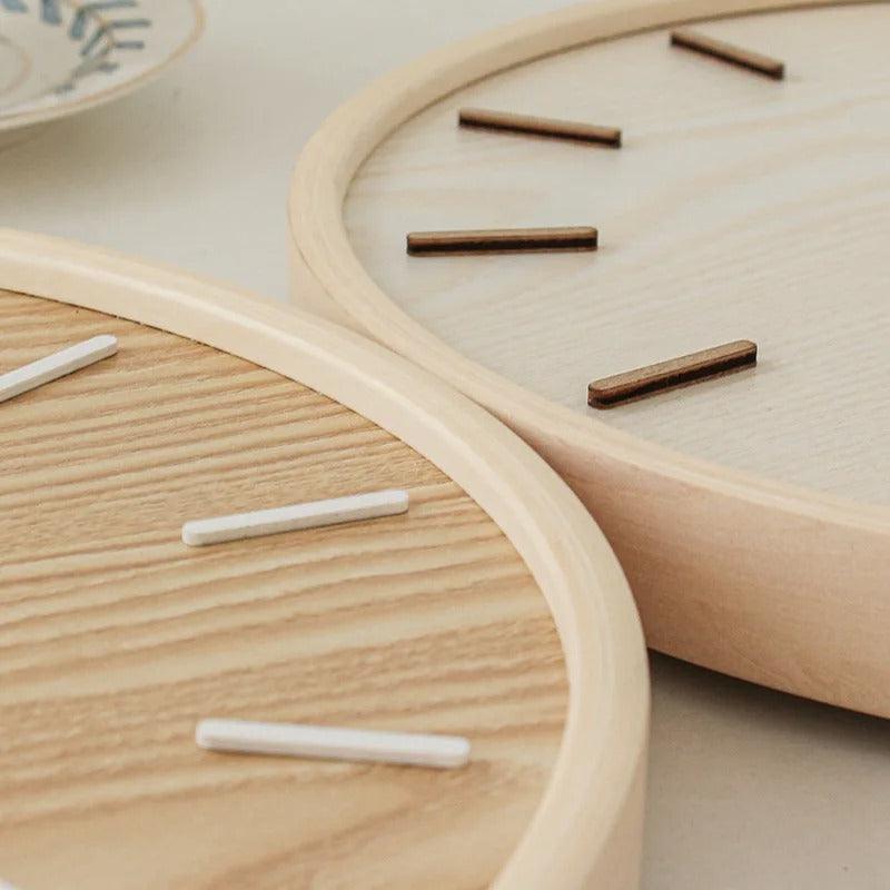 Wanduhr aus Holz mit Schlichtem Zifferblatt