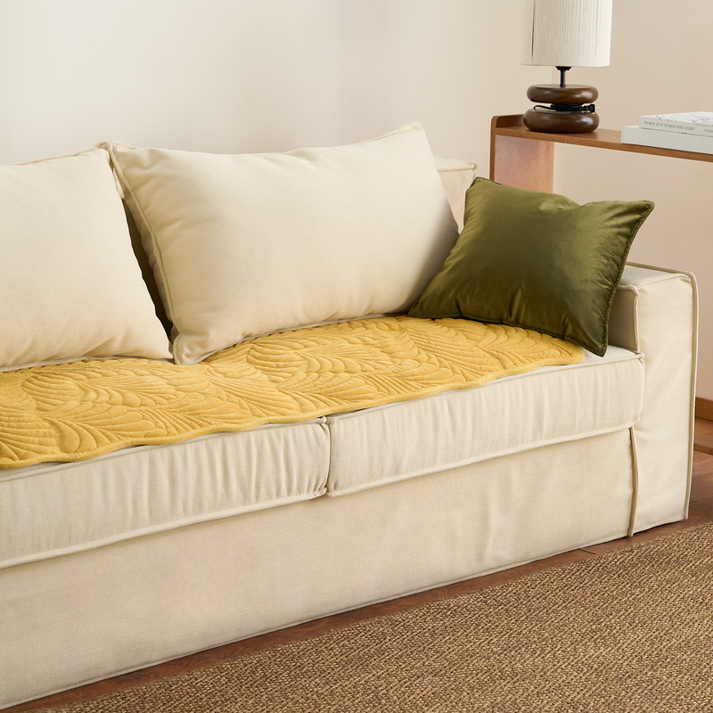 Sofaauflage aus Baumwolle mit Blattsteppung und Silikonrücken