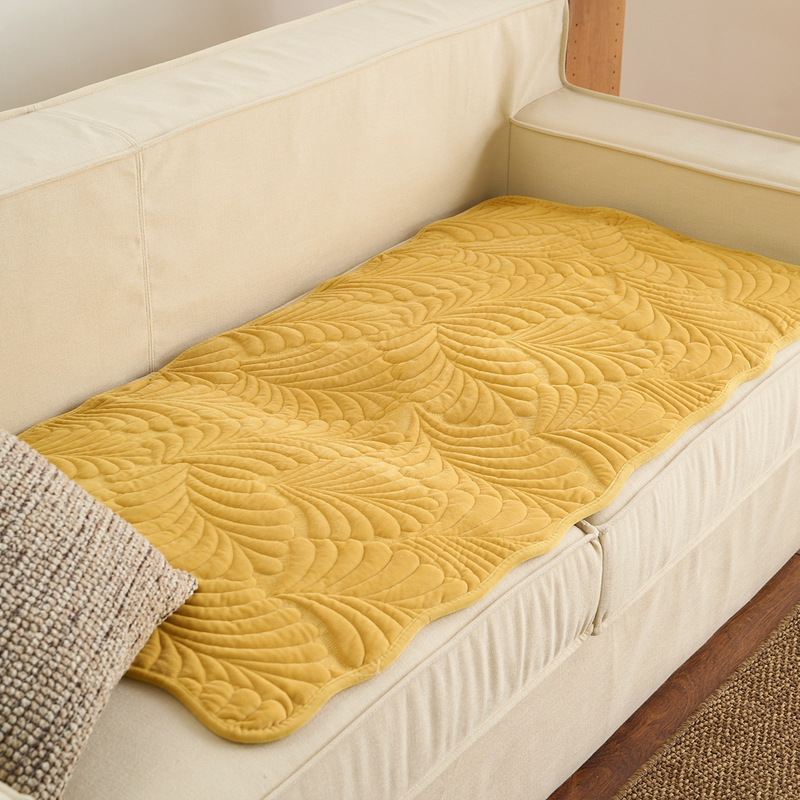 Sofaauflage aus Baumwolle mit Blattsteppung und Silikonrücken