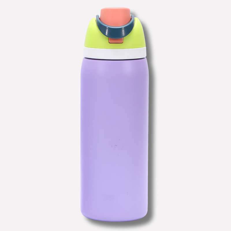 Isolierte Trinkflasche mit integriertem Strohhalm